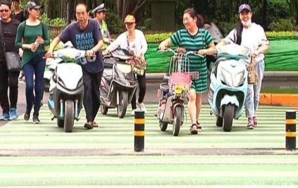 電動(dòng)車“新規(guī)”又來，過紅綠燈要下來推著走，車主：我的路權(quán)呢？
